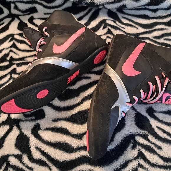 Beautiful EUC, Rare Nike Greco Supreme 2012. Womens Size 9 Shoes. - Picture 5 of 10